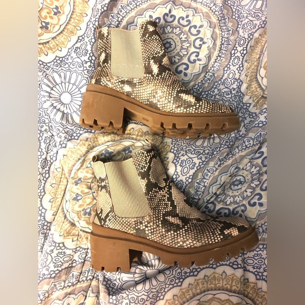 Preowned Universal Threads Women’s Snake Print Booties Size 8.5